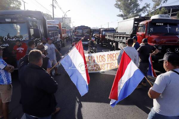 Protesta: camioneros siguen apostados en más de 60 puntos del país, según dirigente - ADN Digital