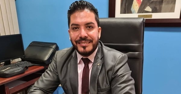 El exdiputado Portillo presume de 2 nuevos títulos que suma a su colección