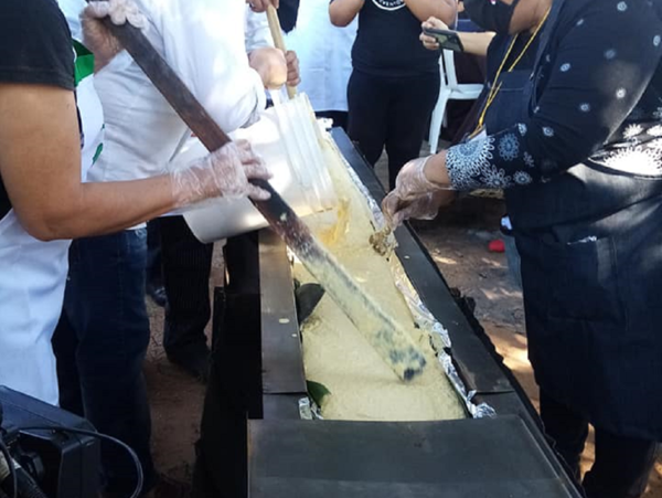En Luque cocinan la sopa paraguaya más larga del mundo