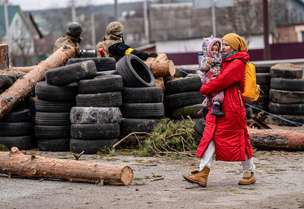 Denuncian a Rusia por asaltar, violar e incluso ahorcar mujeres en Ucrania - 1000 Noticias