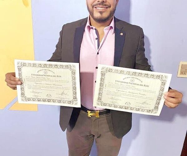Carlos Portillo celebra dos nuevos títulos