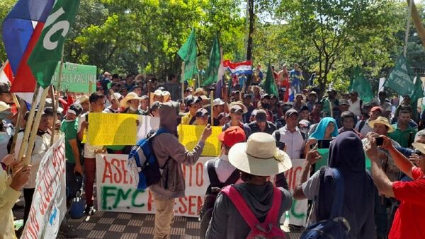Campesinos e indígenas comienzan a llegar a Asunción para masiva manifestación
