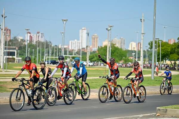 Diario HOY | Invasión de ciclistas exigiendo el respeto