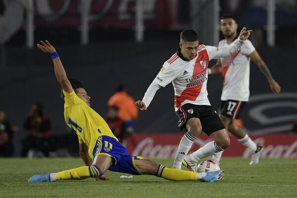 Óscar Romero le gana la pulseada a Robert Rojas en el clásico argentino