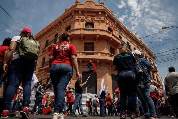 Pedidos de aumentos salariales son un “cóctel explosivo”, advierten - Nacionales - ABC Color