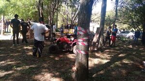 Motociclista muere tras chocar contra árbol durante competencia - Nacionales - ABC Color