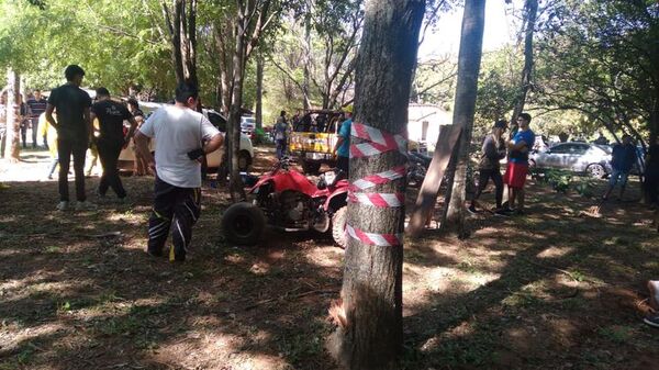 Motociclista muere tras chocar contra árbol durante competencia - Nacionales - ABC Color