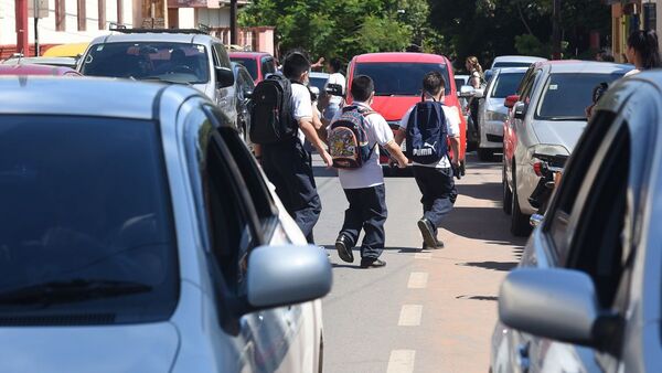 Niños madrugan y se exponen al tráfico sin un horario escalonado