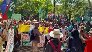 Campesinos e indígenas se instalan en Asunción