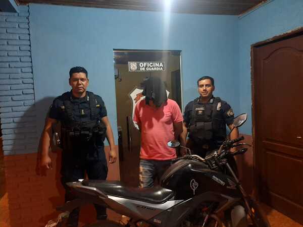 Atrapan a delincuente con frondosos antecedentes con moto robada - La Clave