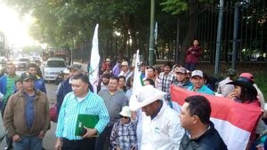 Llegan a la Plaza  Uruguaya los primeros grupos de campesinos que marcharán por Asunción - Nacionales - ABC Color