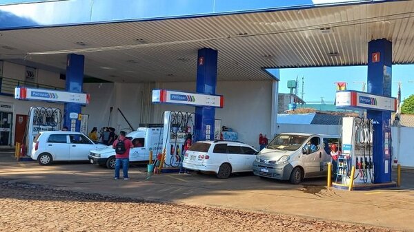 Nafta 93 y gasoil agotados en varias estaciones de Petropar en Alto Paraná | Noticias Paraguay