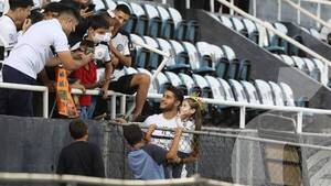 Crónica / [VIDEO] El gestazo de “Tito” Torres con una niña que lo fue a ver