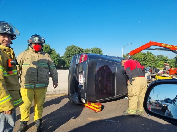 Accidente sobre viaducto de Ñu Guasu deja dos personas heridas - Nacionales - ABC Color