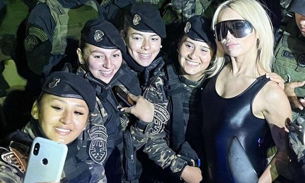 Miley Cyrus se sacó una foto con agentes de la Policía Bonaerense