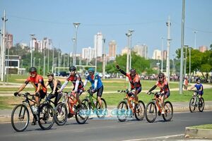 Ciclistas piden respeto durante un paseo a pedal multitudinarrio