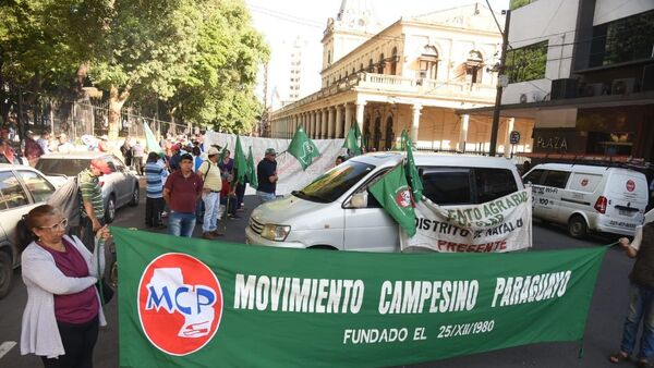 Campesinos bloquean calle frente a la Plaza Uruguaya de Asunción