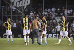El tenso momento de Guaraní: un hincha ingresó al campo y reclamó a los jugadores - Guaraní - ABC Color