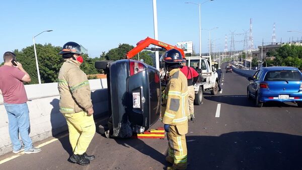 Vehículo vuelca sobre el viaducto del Botánico