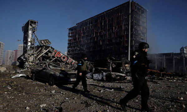 Rusia bombardea un centro comercial en Kiev