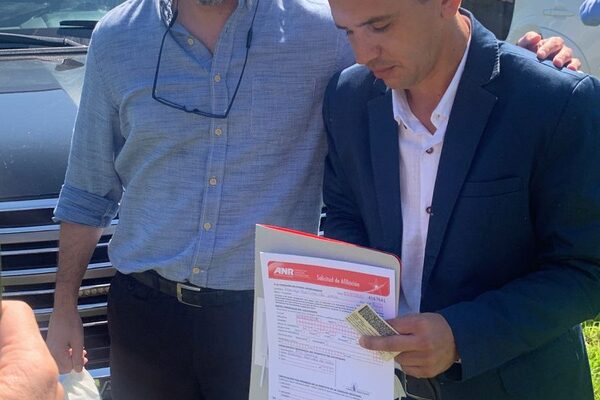 Abdo afilió a ANR a intendente de Puerto Irala durante inauguración de emblemática obra