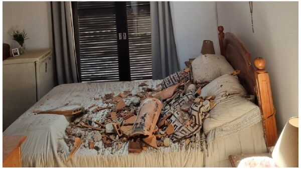 Denuncian que edificio en construcción pone en riesgo a abuelo