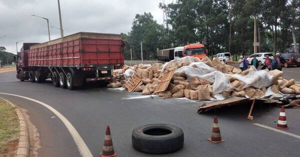 La Nación / Se desprendió la carrocería de un camión al girar una rotonda