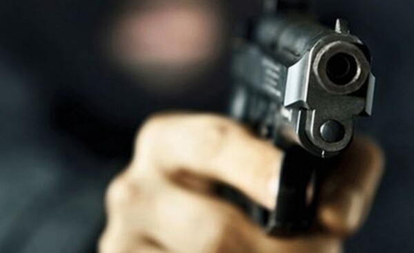 Golpeado y baleado por dos hombre que atropellaron su vivienda