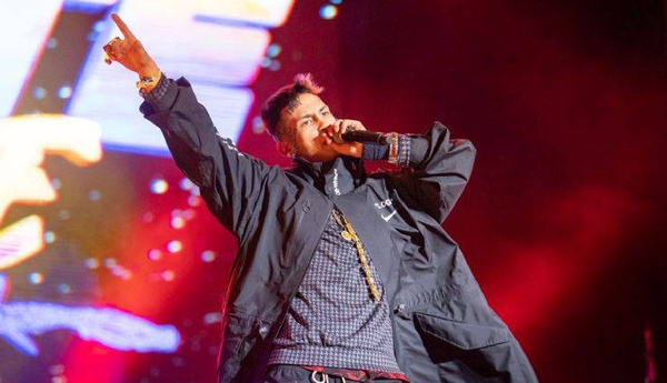 Crónica / L-Gante paró su show para que le inviten el "purete"