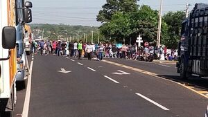 Camioneros y campesinos cierran la ruta PY01 en el cruce Santa María, distrito de San Ignacio - Nacionales - ABC Color