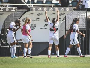 Olimpia remontó en 5 minutos y ganó el clásico blanco y negro - Olimpia - ABC Color