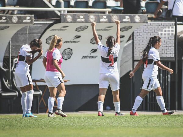 Olimpia remontó en 5 minutos y ganó el clásico blanco y negro - Olimpia - ABC Color