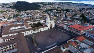 Cierre vial parcial en el centro histórico de Quito por protesta de taxistas - MarketData