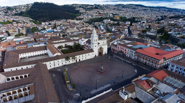Cierre vial parcial en el centro histórico de Quito por protesta de taxistas - MarketData