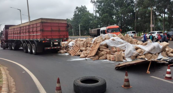 Se deprendió la carrocería de un camión que transportaba almidón en Caaguazú - Noticiero Paraguay