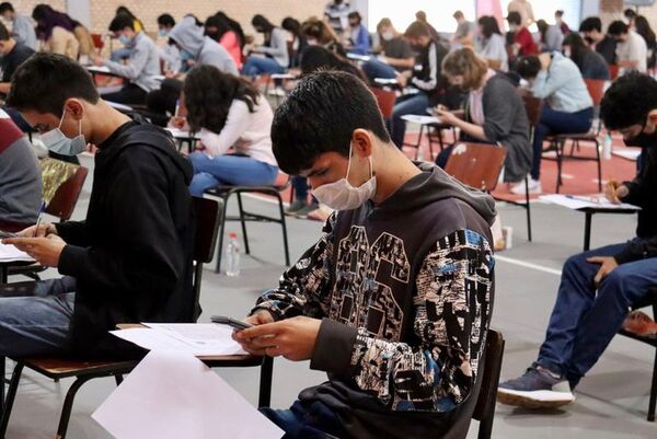 Becas Itaipú: cerca de 2.700 jóvenes aprobaron exámenes escritos - Nacionales - ABC Color