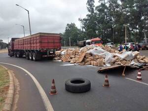 Se desprendió la carrocería de un camión al girar rotonda de Caaguazú