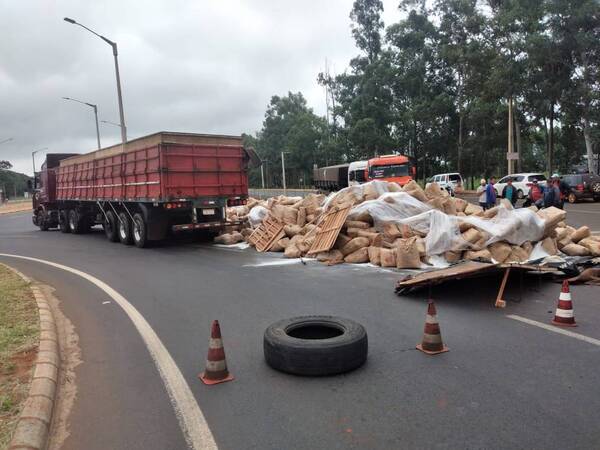 Se desprendió la carrocería de un camión al girar rotonda de Caaguazú