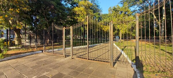 Diario HOY | Permiten a campesinos ingresar a la Plaza Uruguaya bajo el compromiso de cuidarla