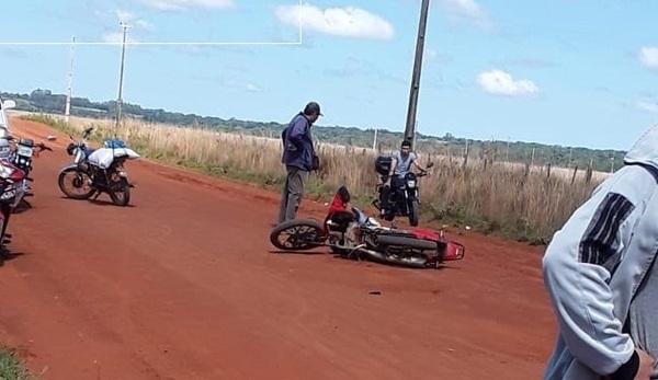 Choque de motocicletas dejó heridos graves entre ellos un bebé y una criatura de 5 años - Noticiero Paraguay