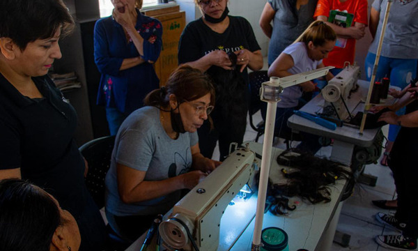 Internas realizan taller de estética en pelucas - OviedoPress
