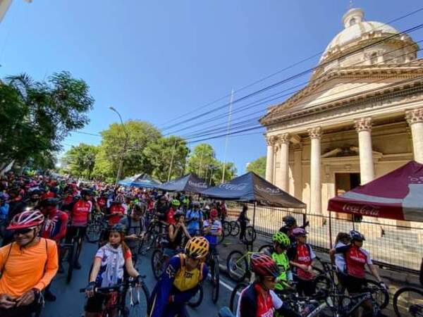 Ciclistas coparon la ciudad de Asunción