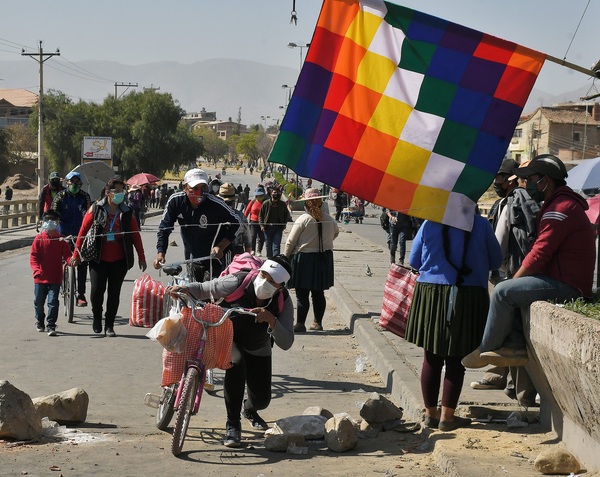 Cuatro días de bloqueo en una de las principales carreteras de Bolivia a Perú - MarketData