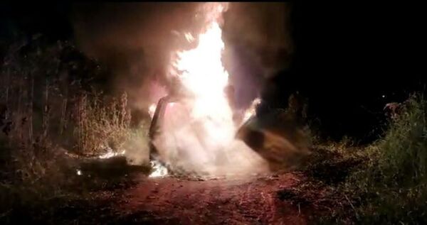 Incineran vehículo que habría sido utilizado en doble homicidio en Pedro Juan Caballero