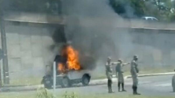 Camioneta se incendia en inmediaciones del Hospital San Jorge