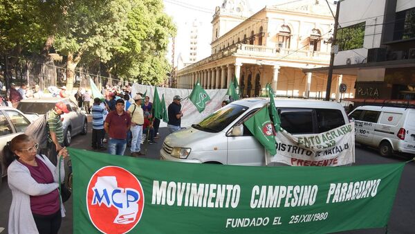 Campesinos siguen con cortes de ruta y llegan para marchar