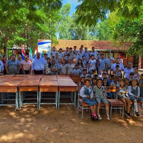 Entregan mobiliarios a escuelas del departamento de Concepción