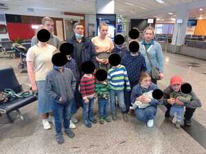 Familia alemana fue deportada por no tener pase sanitario - 1000 Noticias