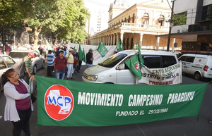Campesinos siguen con cortes de ruta y llegan a Asunción para marchar
