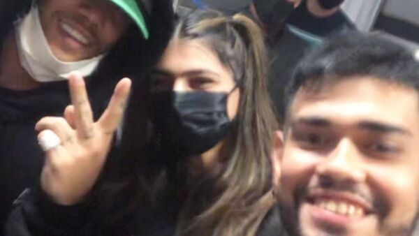 Mia Khalifa ya está en Paraguay y saludó a sus fans con abrazos